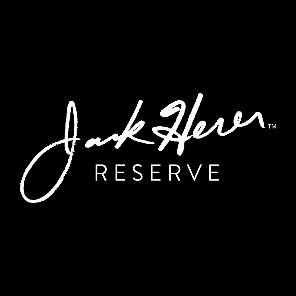 Der weiße kursive Text lautet Jack Herer über dem Wort RESERVE in Großbuchstaben, zentriert auf einem schwarzen Hintergrund.