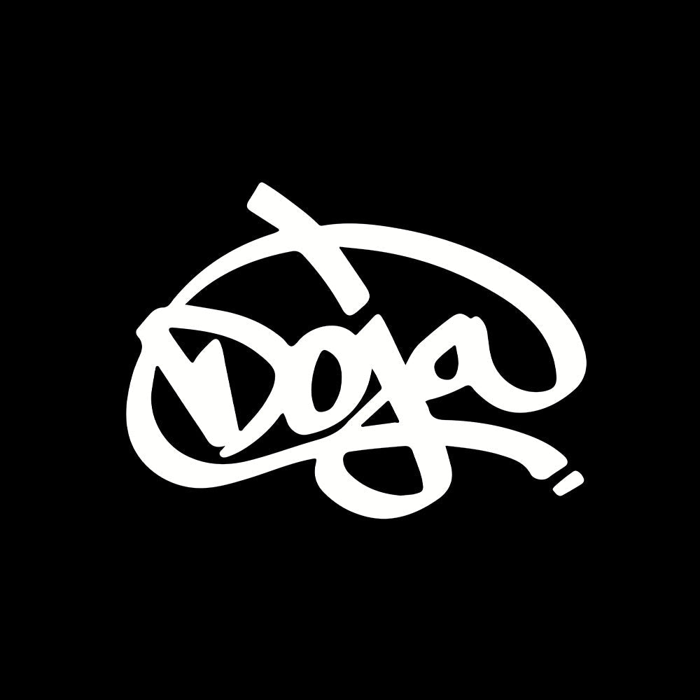 Weißer Text im Graffiti-Stil auf schwarzem Hintergrund buchstabiert Doga mit kühnen, geschwungenen Linien und künstlerischen Kurven, die dem Design ein urbanes und dynamisches Gefühl verleihen.