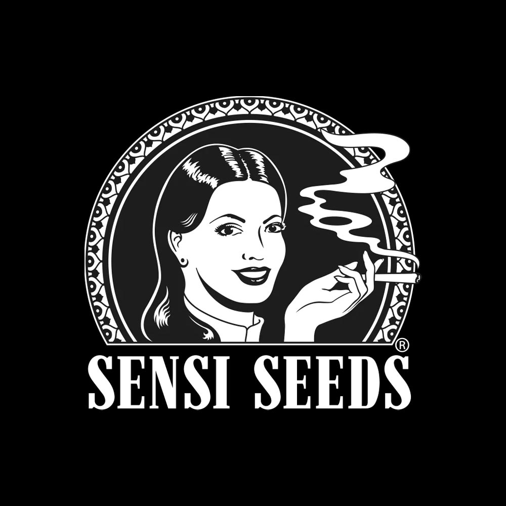 Schwarz-weißes Logo einer lächelnden Frau mit dunklen Haaren, die einen rauchenden Joint in der Hand hält, umgeben von einem dekorativen kreisförmigen Rahmen, mit dem Text SENSI SEEDS darunter.