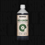 BioBizz BioGrow Flasche mit braun-grünem Etikett und weißem Verschluss vor dunklem Hintergrund