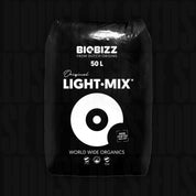 Ein schwarzer 50-Liter-BioBizz-Lightmix-Beutel mit weißem Text und kreisförmigem Logo auf der Vorderseite.