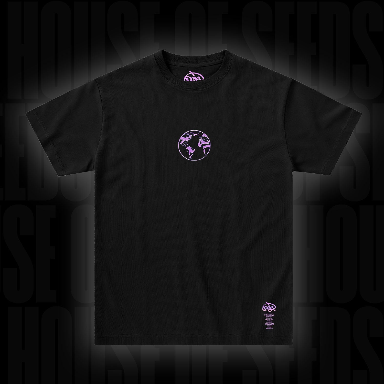 Das Doja T-Shirt Butterfly Purple zeigt eine kleine lila Weltkugel und eine Textgrafik auf schwarzer Baumwolle.