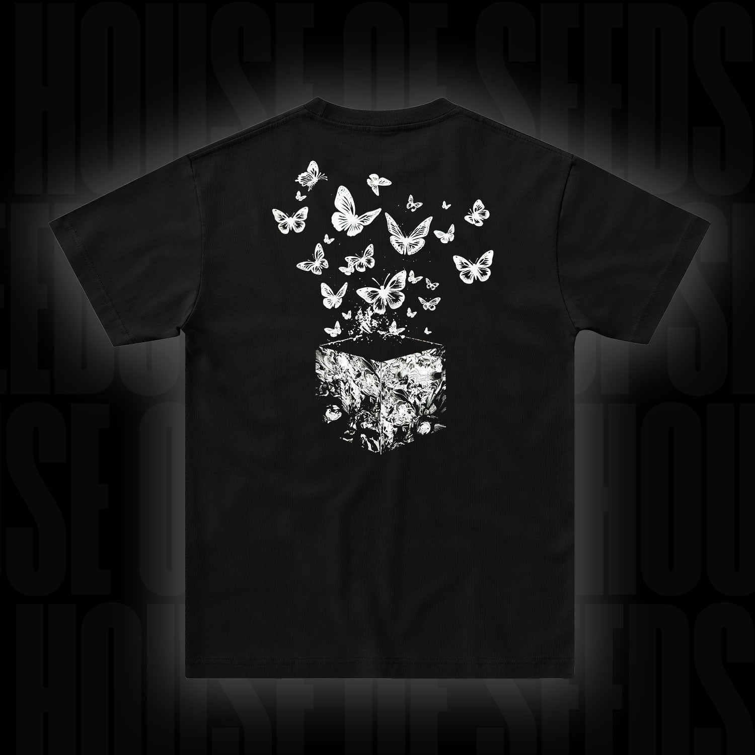 Doja T-Shirt Butterfly White von Doja: schwarzes T-Shirt mit weißen Schmetterlingen, die aus einer geometrischen Form auf dem Rücken fliegen.