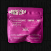 Auf der rosafarbenen Verpackung von Grounded Genetics Pink Giraffe sind verschiedene Sortennamen in weißem Text auf der Vorderseite aufgeführt.