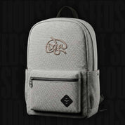 Doja Rucksack (geruchsdicht) von Doja, hellgrau mit Reißverschlusstasche vorne und gesticktem Logo auf dunklem Hintergrund.