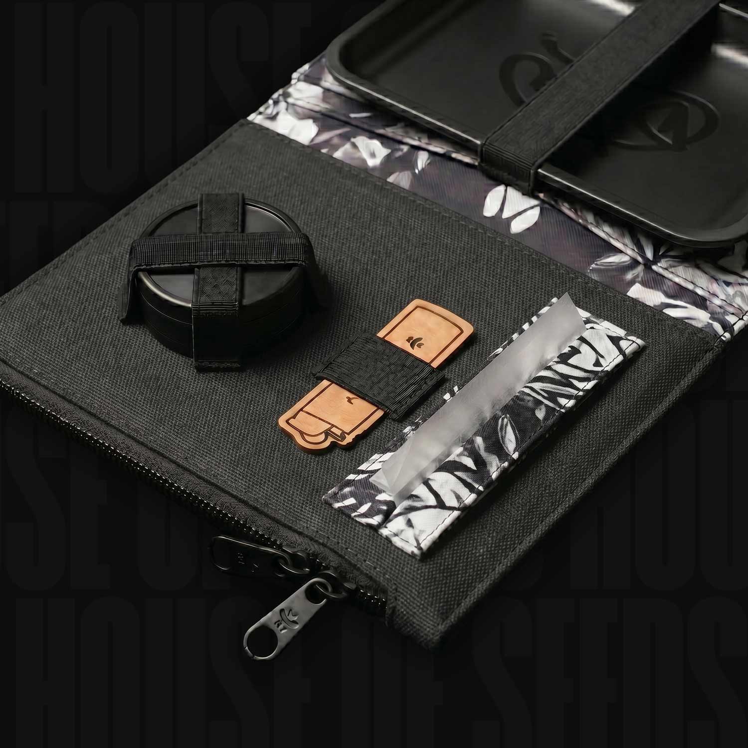 Das Doja Rolling Kit (geruchsdicht) ist ein schwarzer Beutel mit Fächern für einen Grinder, Blättchen und einen Behälter.