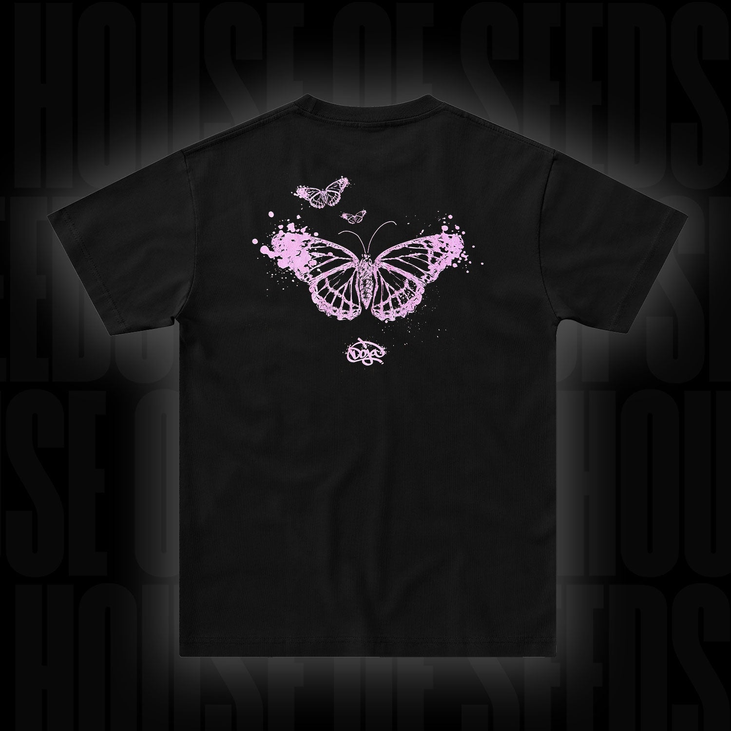 Doja T-Shirt Butterfly Purple von Doja mit rosafarbener Schmetterlingsgrafik und dezentem Text mit Splatter-Rücken-Design.