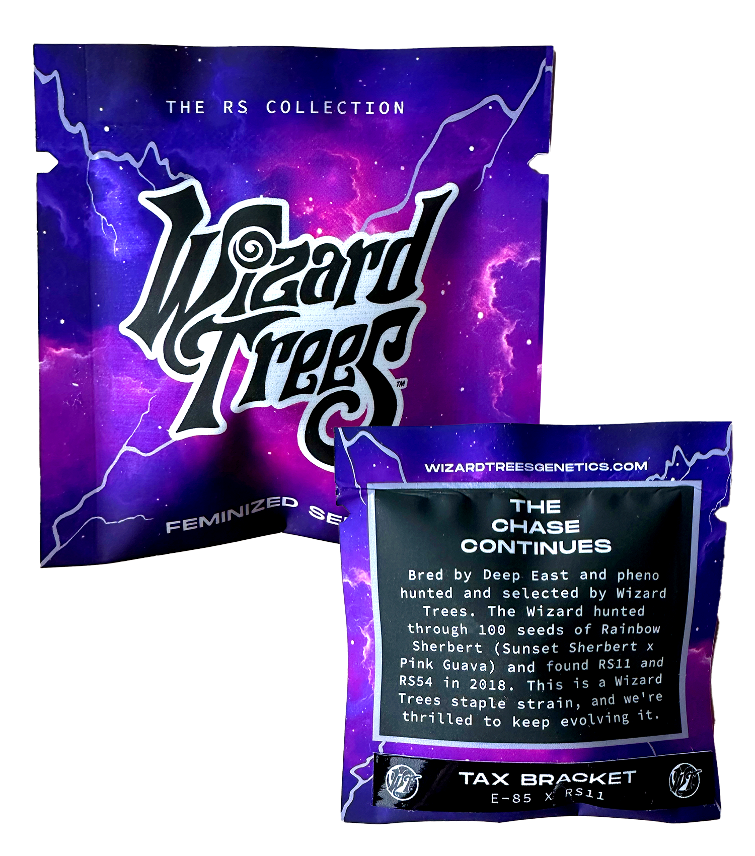 Zwei lila-schwarze Cannabis-Samenpakete mit kosmischem Design, Päckchen mit Wizard Trees Logo, Rückseite mit „Tax Bracket“ und Genetikangabe „E-85 × RS11“